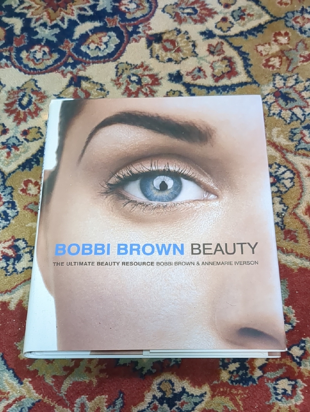 Bobbi Brown Beauty Book - Blue Eye Cover with Neutral Skin Tones